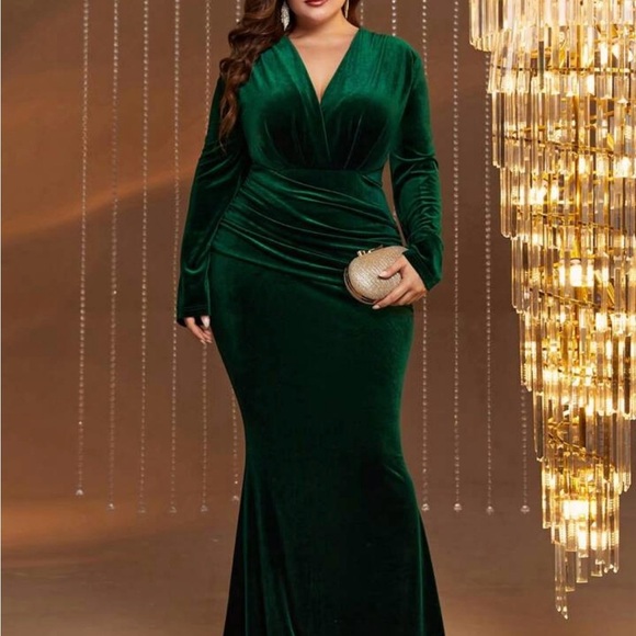 SHEIN Dresses & Skirts - Elegant Green Velvet Evening Dress